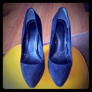 Black suede platform pumps